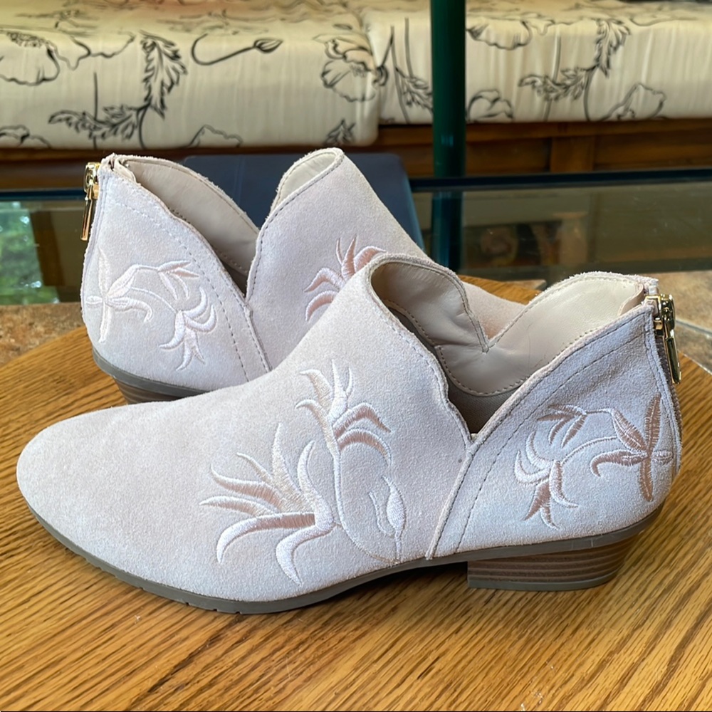 Reaction Kenneth Cole Dusty Rose Suede Embroidered Ankle Booties